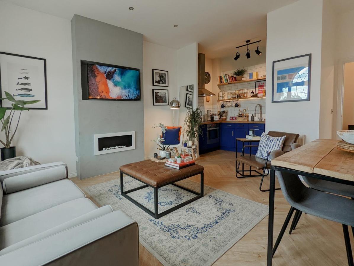 Spacious, Mid-Century 1 Bedroom Apartment Quedgeley エクステリア 写真