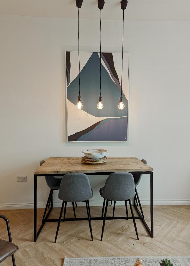 Spacious, Mid-Century 1 Bedroom Apartment Quedgeley エクステリア 写真