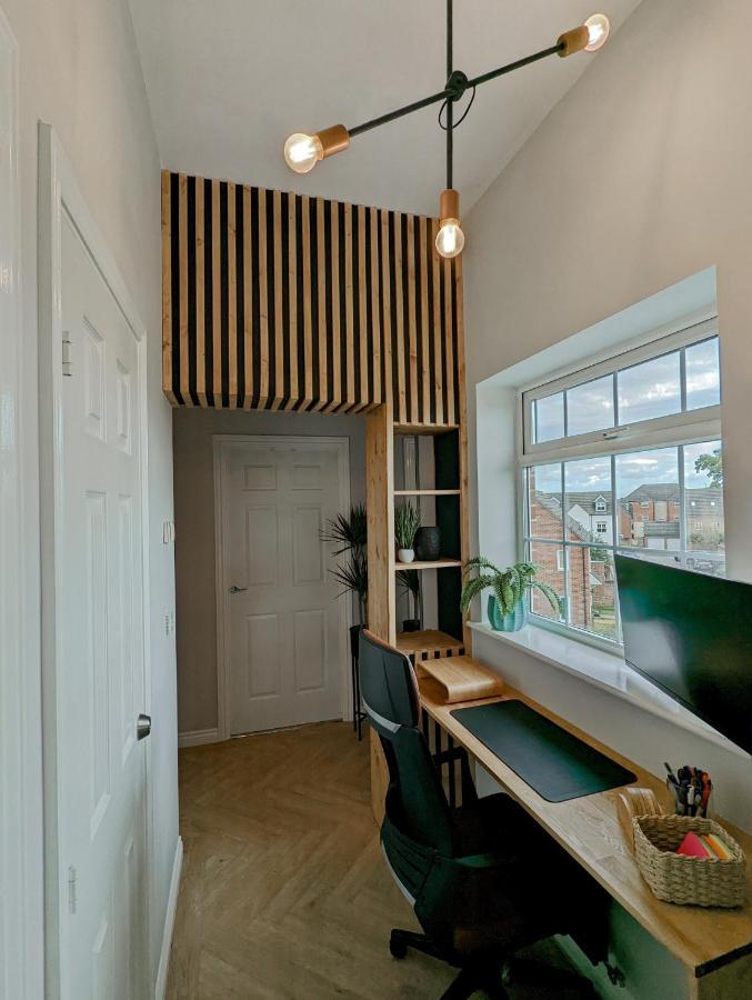 Spacious, Mid-Century 1 Bedroom Apartment Quedgeley エクステリア 写真