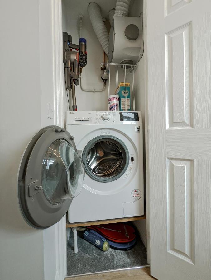 Spacious, Mid-Century 1 Bedroom Apartment Quedgeley エクステリア 写真