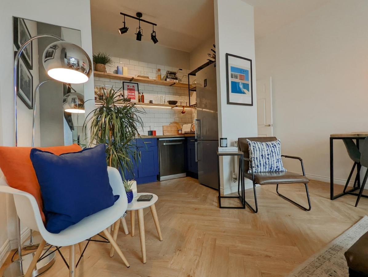 Spacious, Mid-Century 1 Bedroom Apartment Quedgeley エクステリア 写真